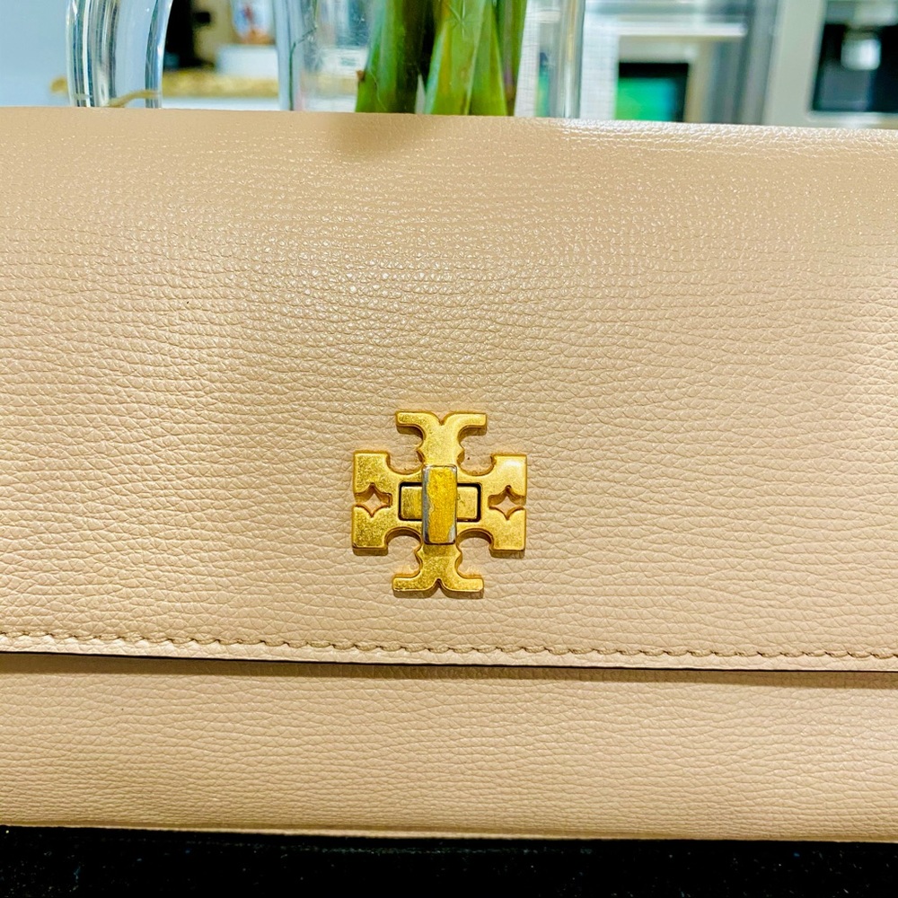 Tory Burch Sand Kira Envelope Clutch - Picture 11 of 14